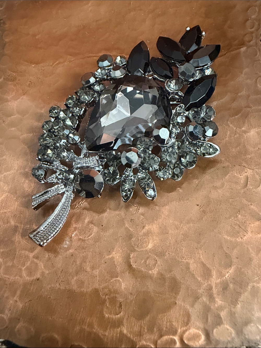 Elegant Black Crystal Leaf Brooch - Women Jewelry